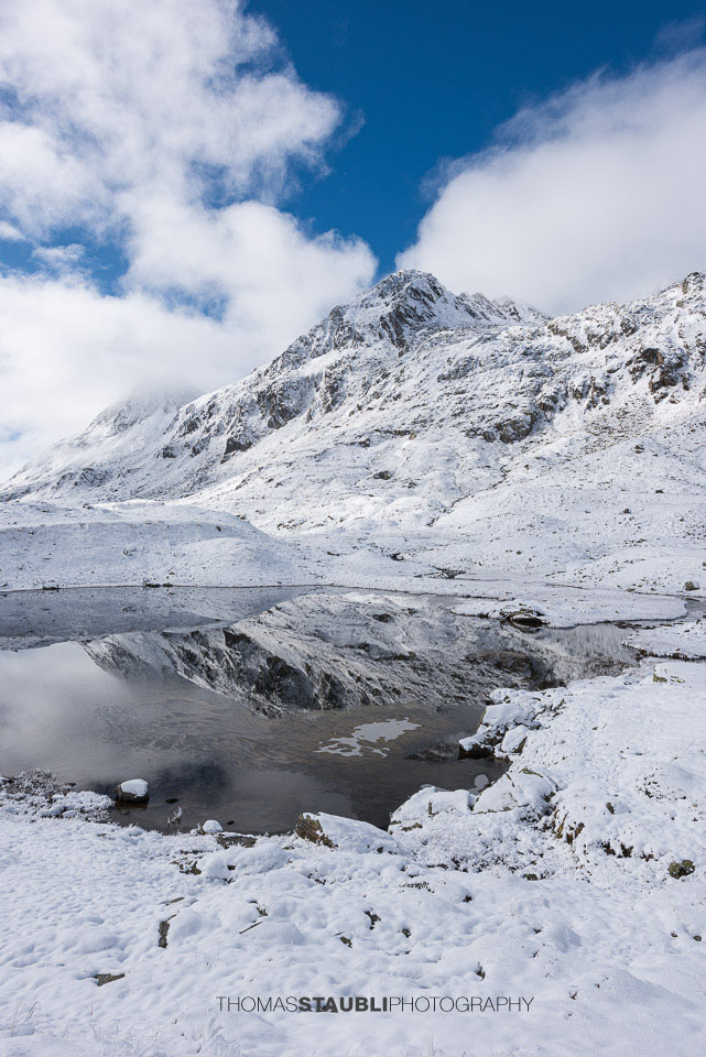 verschneites kleines Seelein im Val Maighels
