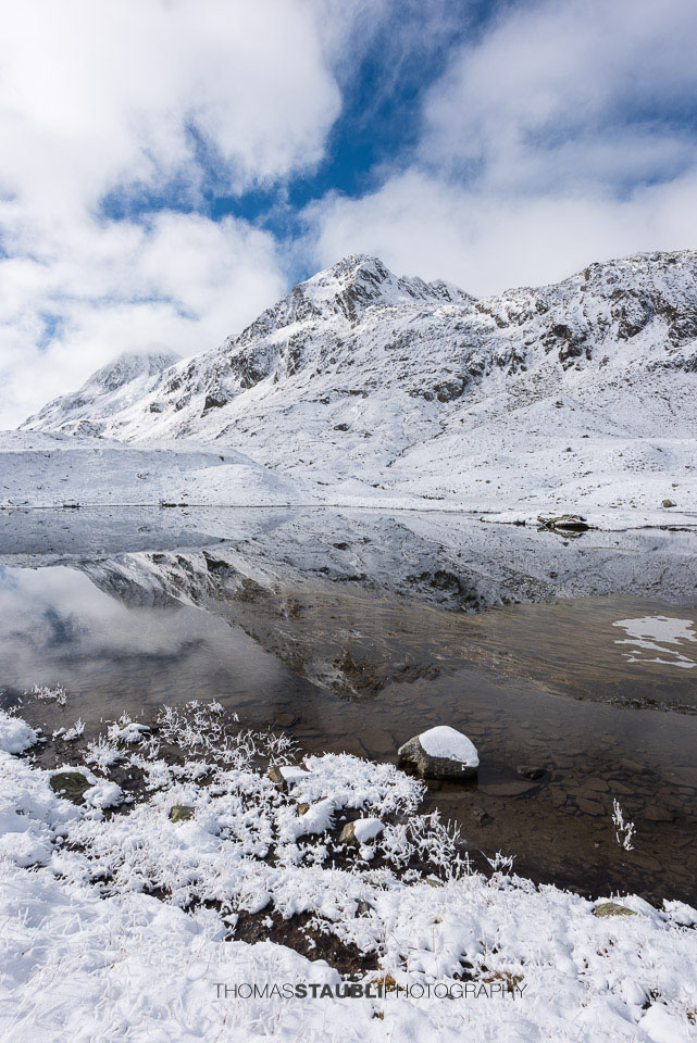 verschneites kleines Seelein im Val Maighels