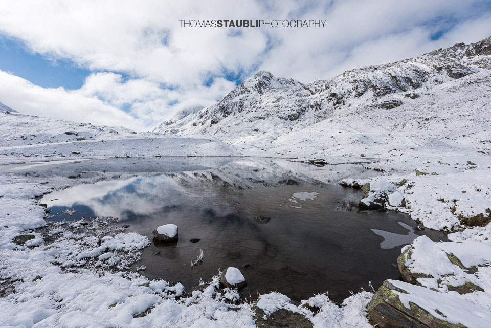 verschneites kleines Seelein im Val Maighels