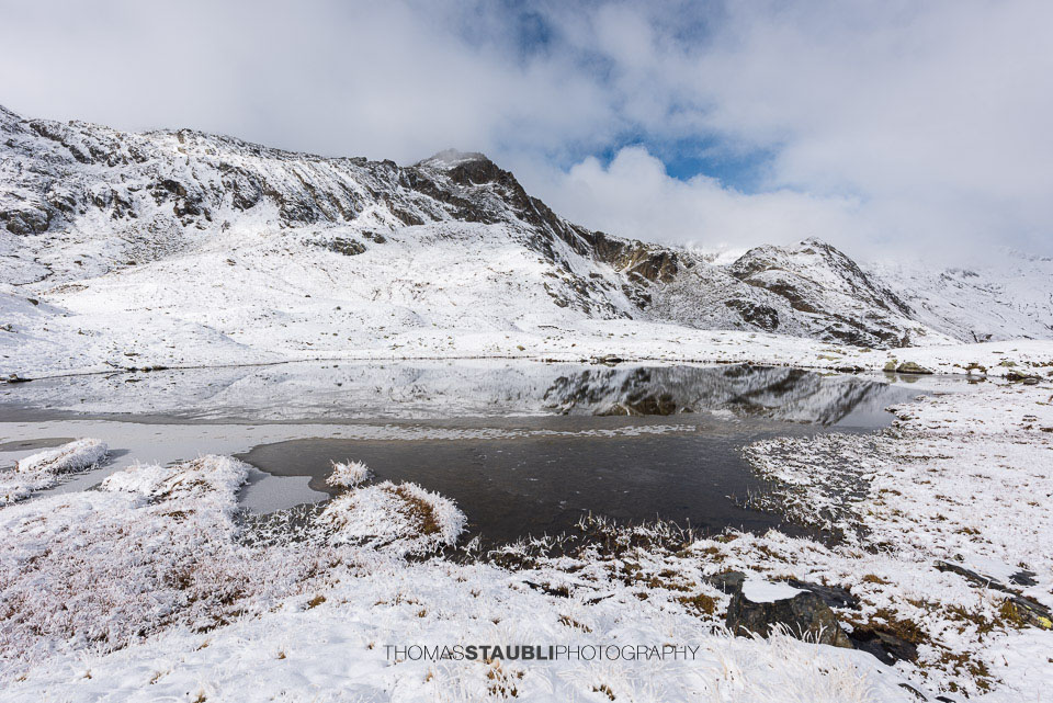 verschneites kleines Seelein im Val Maighels