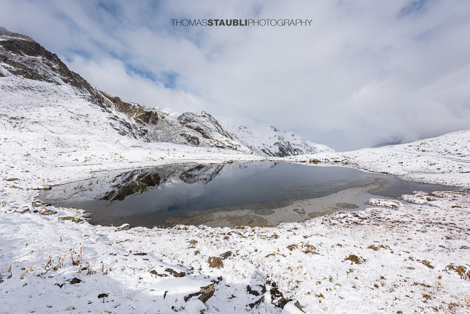 verschneites kleines Seelein im Val Maighels