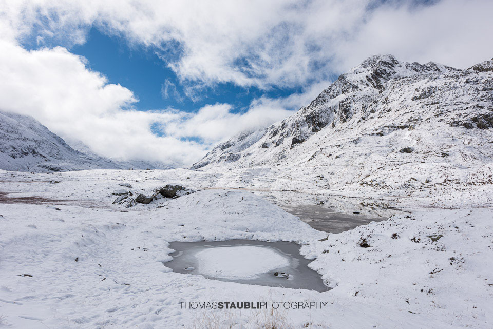 Wolken und Sonne über dem verschneiten Val Maighels