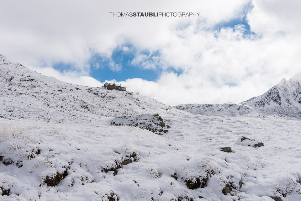 verschneite Maighelshütte am Fusse des Paz Cavradi
