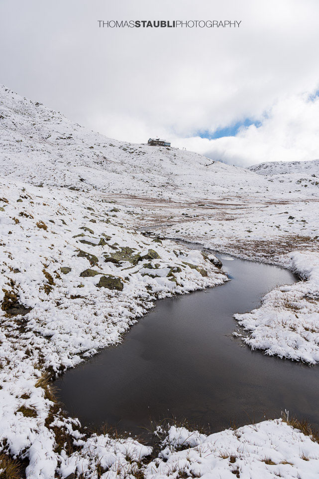 verschneite Maighelshütte am Fusse des Paz Cavradi