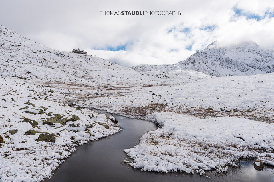 verschneite Maighelshütte am Fusse des Paz Cavradi