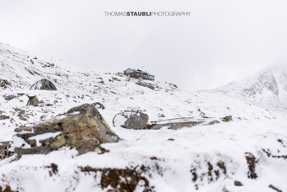 verschneite Maighelshütte am Fusse des Paz Cavradi