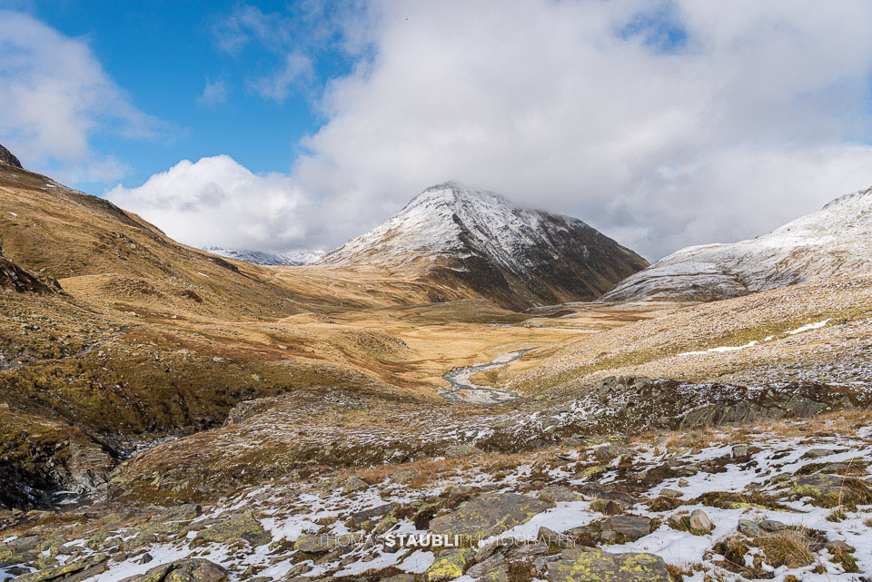 Sonne und Wolken über dem Val Maighels