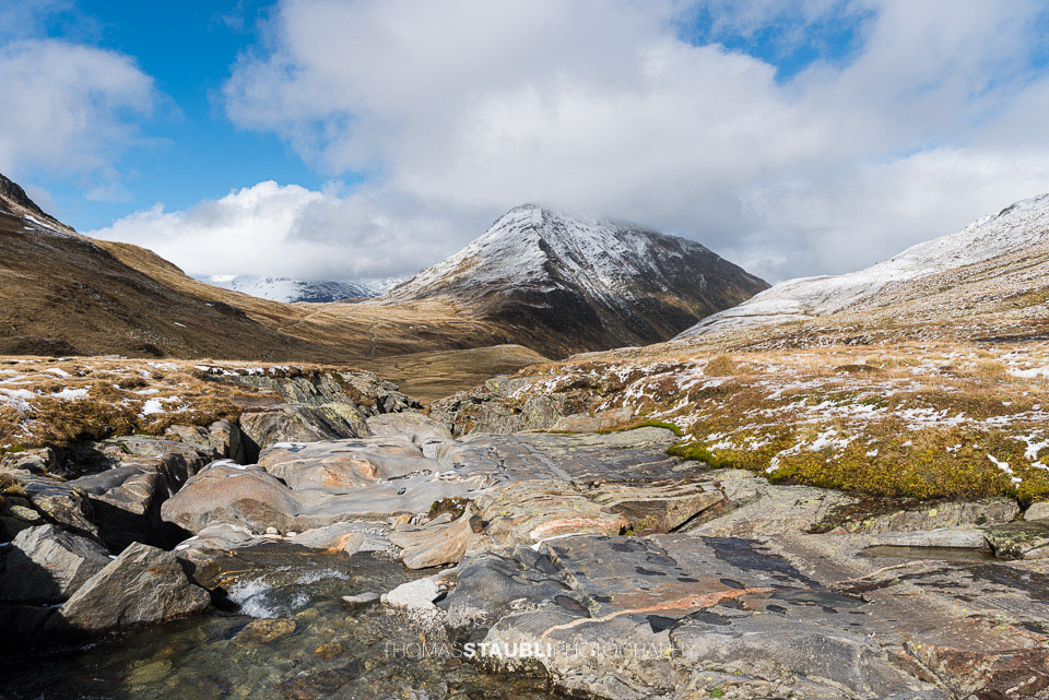 Sonne und Wolken über dem Val Maighels