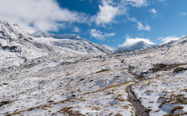 Weg zum verschneiten Maighelspass