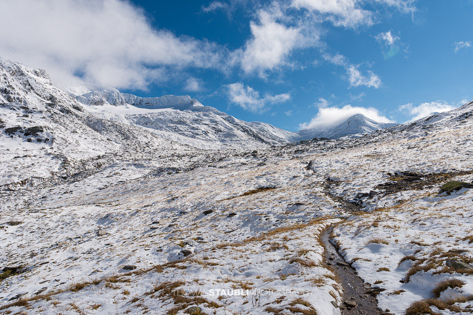 Weg zum verschneiten Maighelspass
