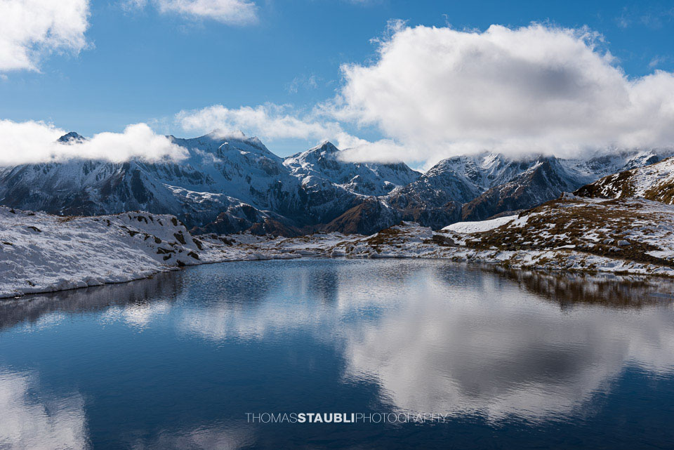 Wolken über dem verschneiten Maighelspass