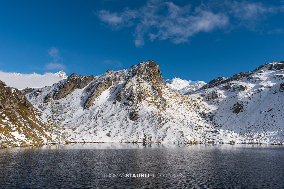 am Portgerensee mit verschneiten Bergen im Hintergrund