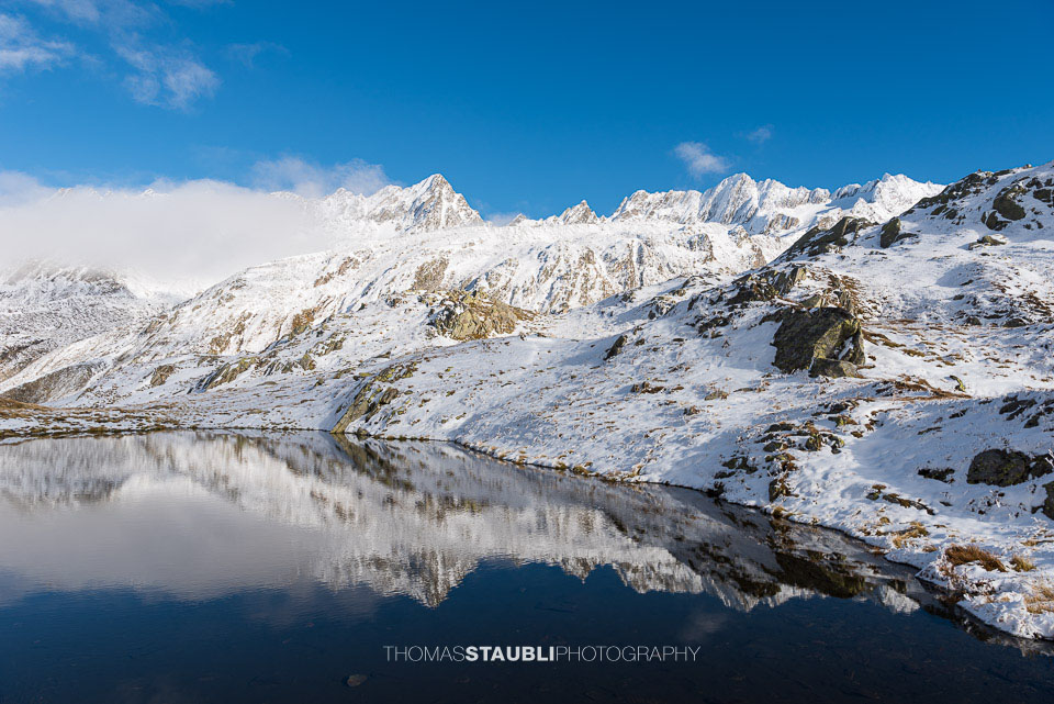 Maighelspass mit verschneiten Bergen im Hintergrund