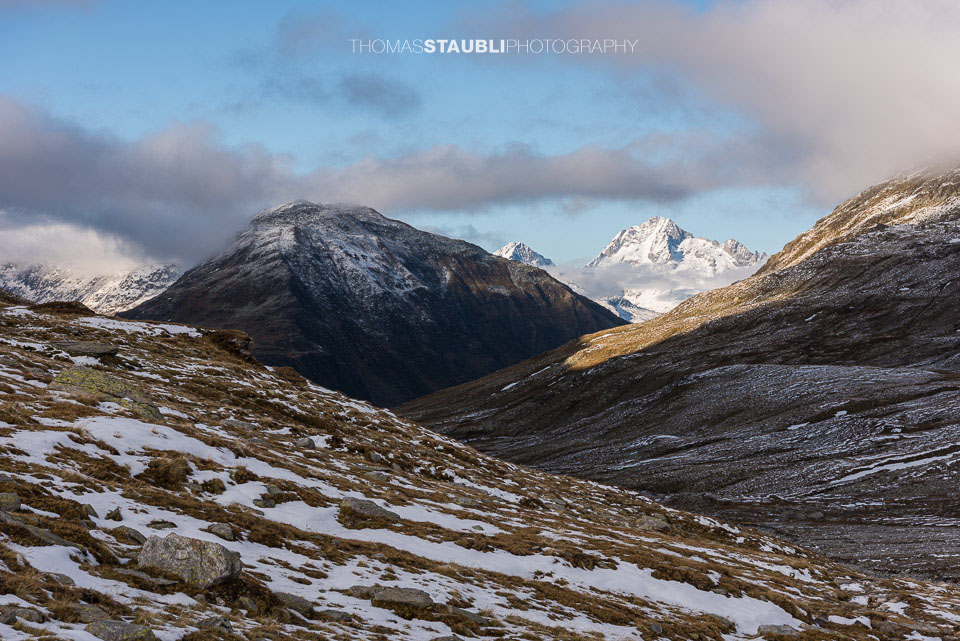 Blick ins Val Maighels mit Liz Cavradi und verschneitem Oberalpstock im Hintergrund
