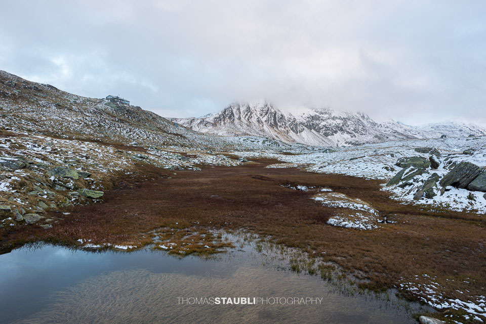 Blick ins Val Maighels mit Maighelshütte und Liz Piogn Crap im Hintergrund