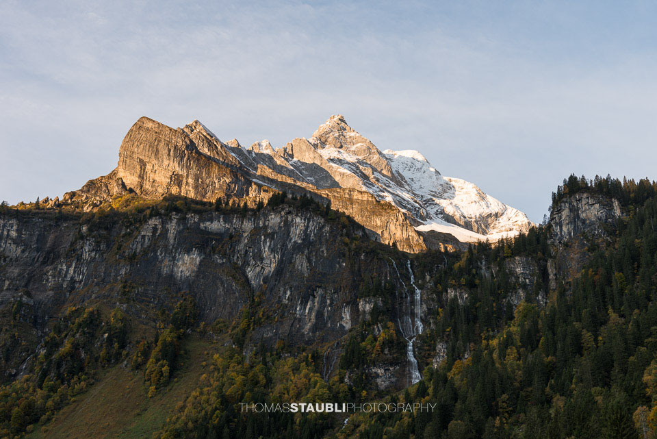 Zillibachfall mit Ortstock im Hintergrund