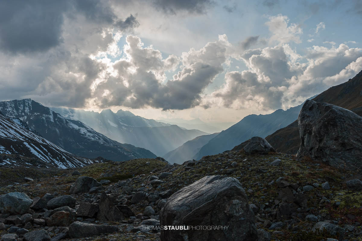 Sonnenstrahlen und Regenwolken über dem Val Tuors
