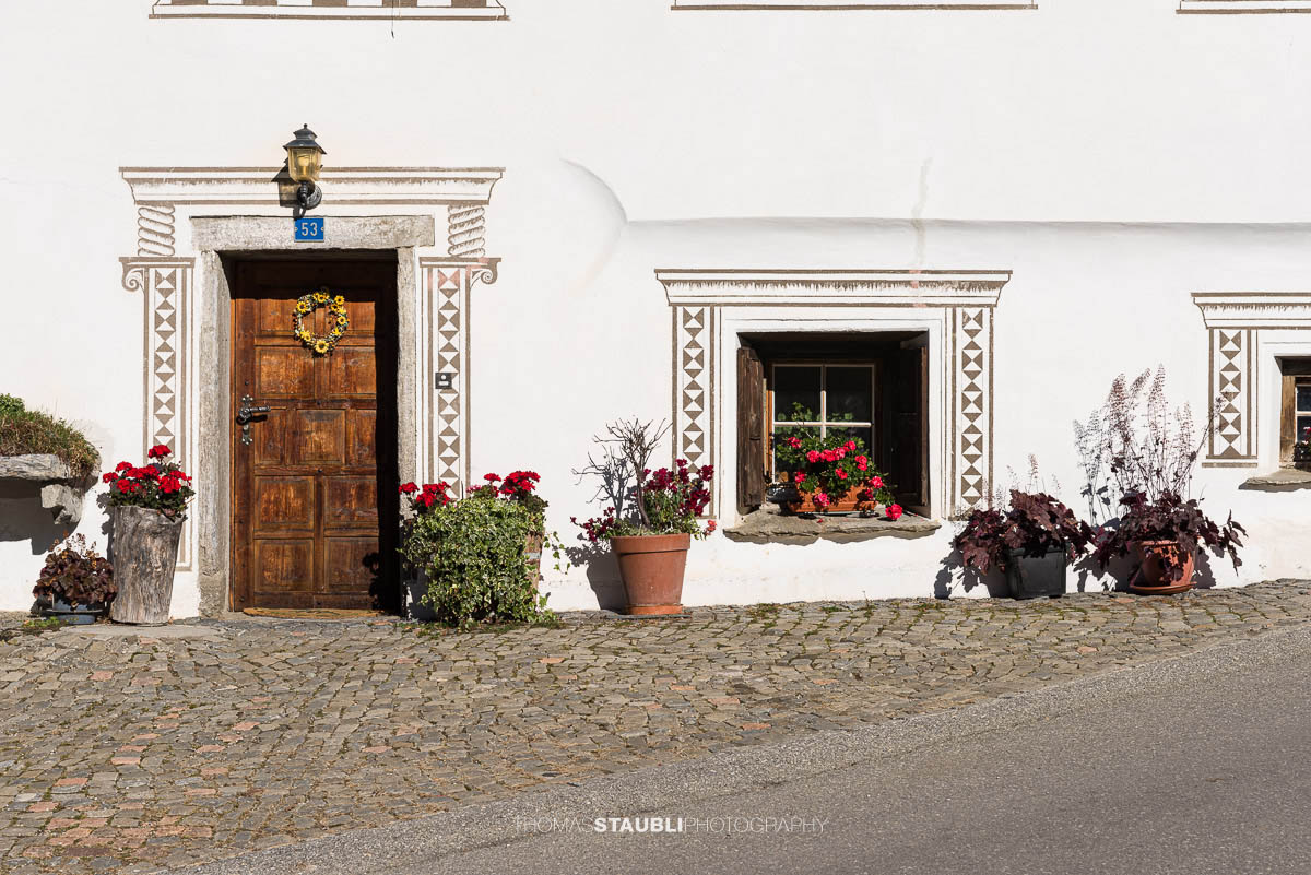 mit Blumen geschmückte Hausfassade in Sur Sour