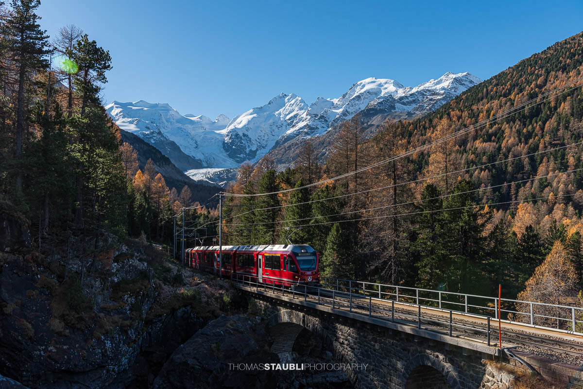 die Rhätische Bahn bei Morteratsch vor der verschneiten Berninagruppe