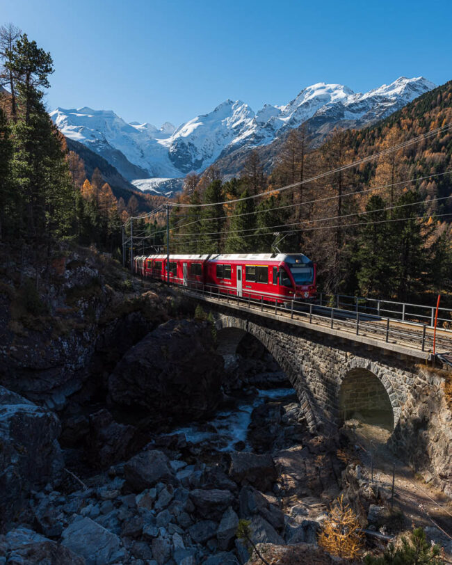 die Rhätische Bahn bei Morteratsch vor der verschneiten Berninagruppe