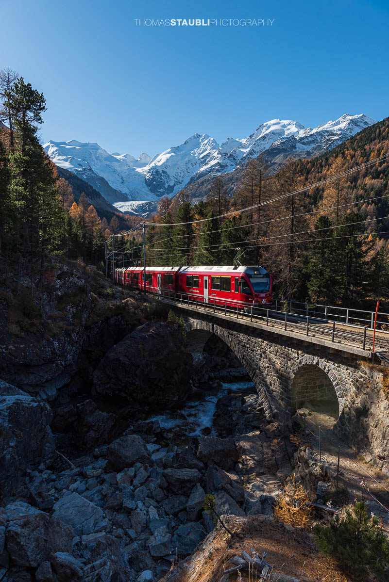 die Rhätische Bahn bei Morteratsch vor der verschneiten Berninagruppe