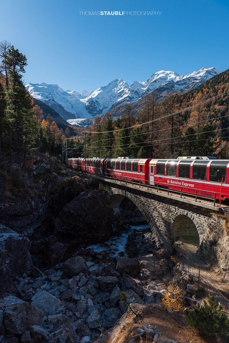 die Rhätische Bahn bei Morteratsch vor der verschneiten Berninagruppe
