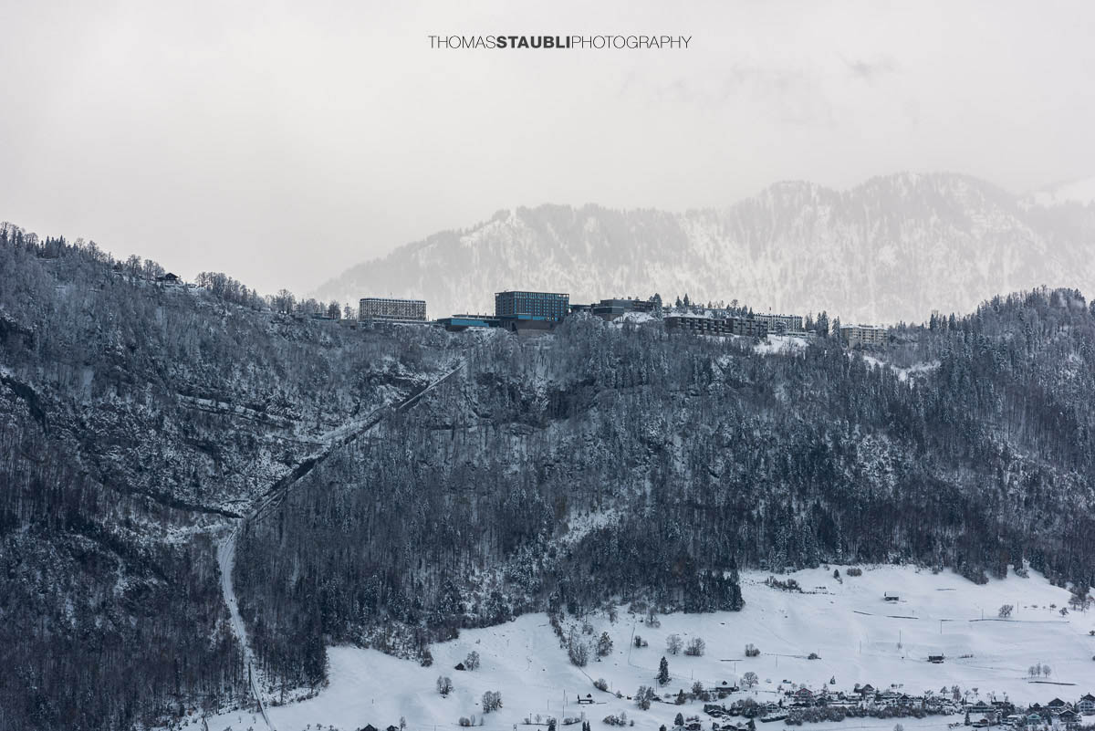 Blick von Meggen Richtung verschneiten Bürgenstock Resort