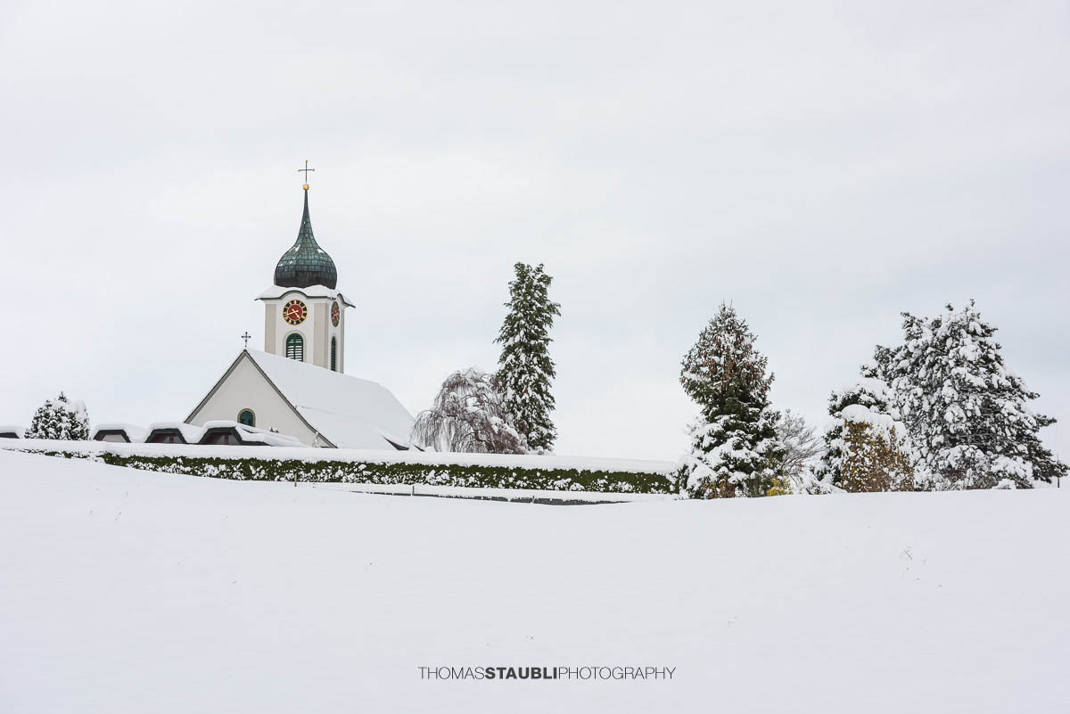 die verschneite Magdalenenkirche in Meggen