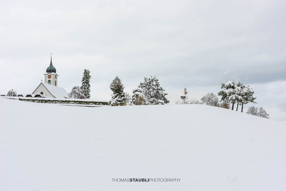 die verschneite Magdalenenkirche in Meggen