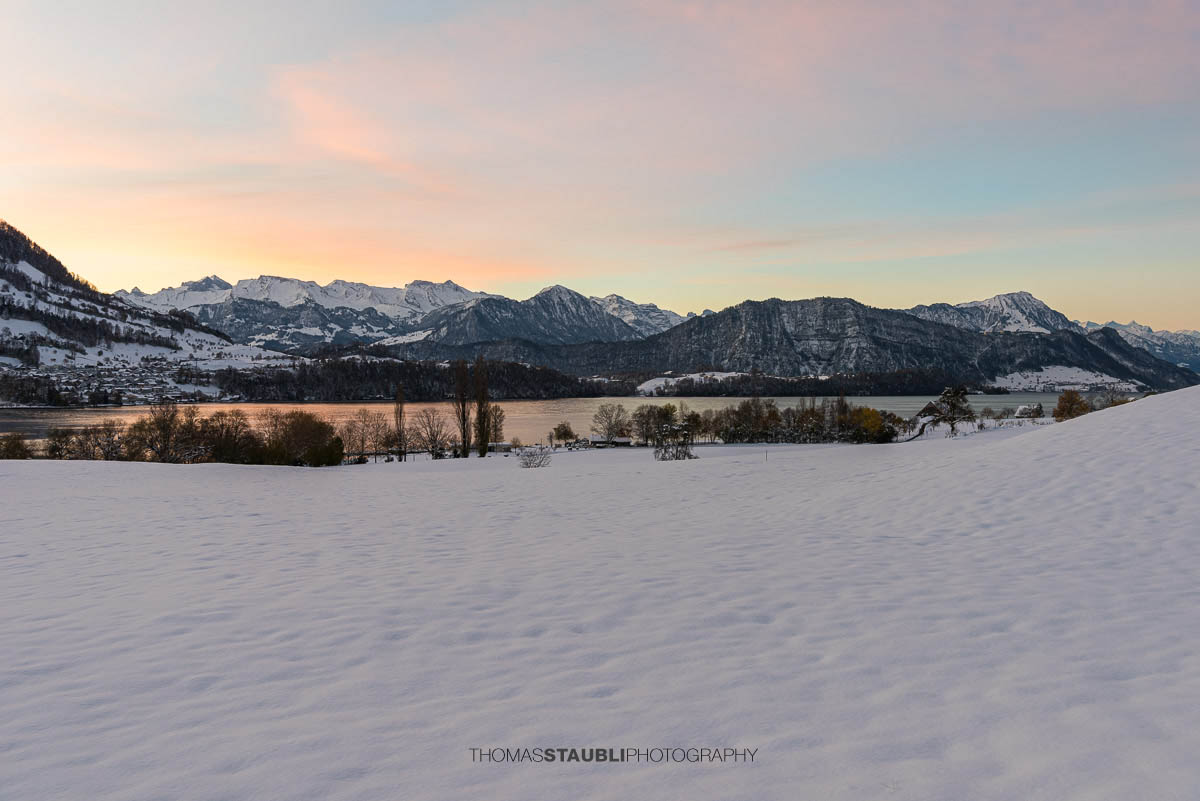 Morgenrot über den verschneiten Zentralschweizer Alpen und dem Küssnachtersee