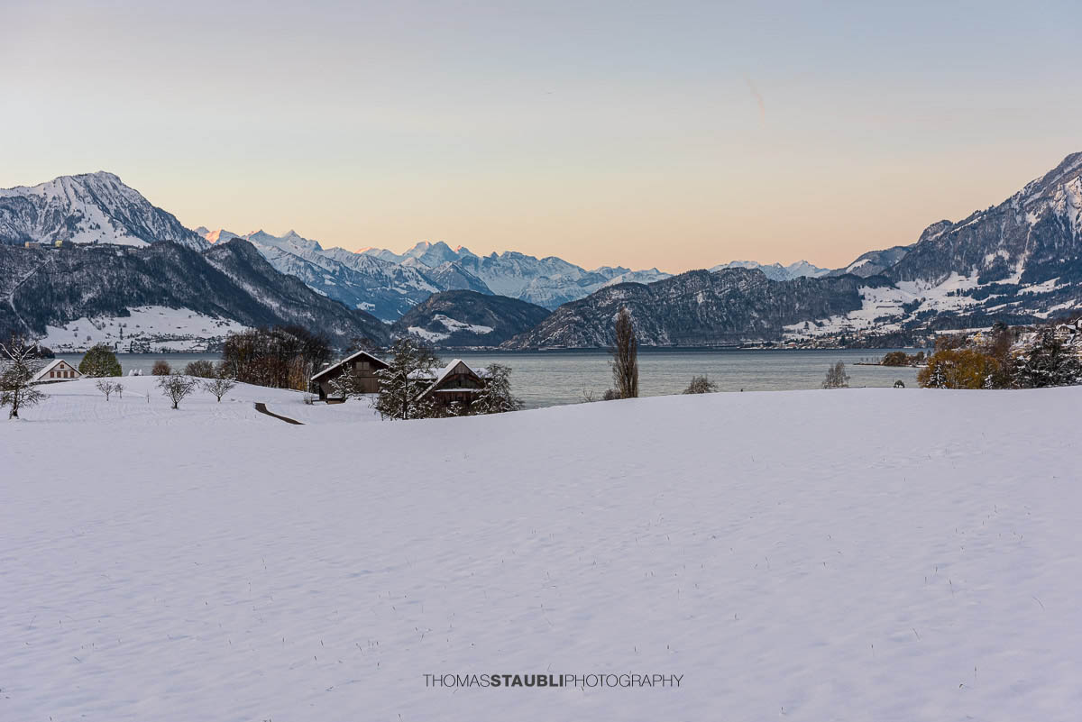 Morgenrot über den verschneiten Zentralschweizer Alpen