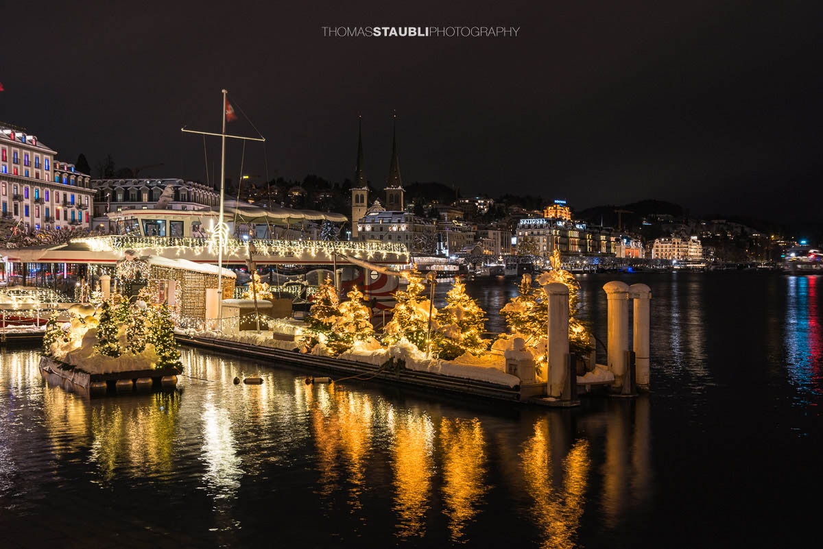 Weihnachtlich geschmückte Uferpromenade in Luzern