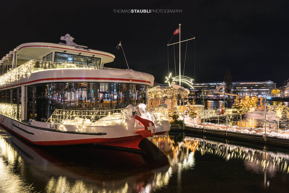 Weihnachtlich geschmückte Uferpromenade in Luzern