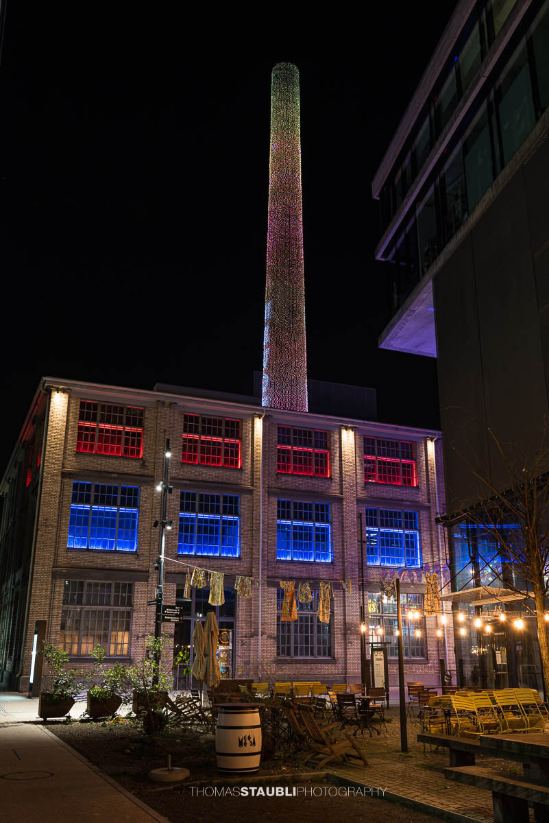 Weihnachtlich geschmückter Kamin im Sihlcity 2024