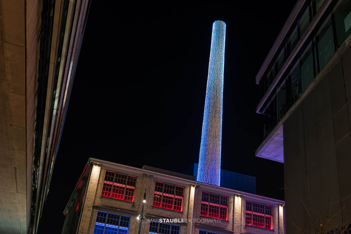 Weihnachtlich geschmückter Kamin im Sihlcity 2024