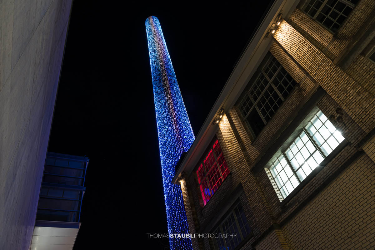 Weihnachtlich geschmückter Kamin im Sihlcity 2024