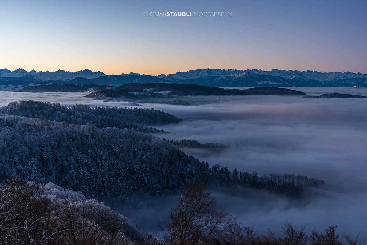 Die Albiskette ragt knapp über das Nebelmeer