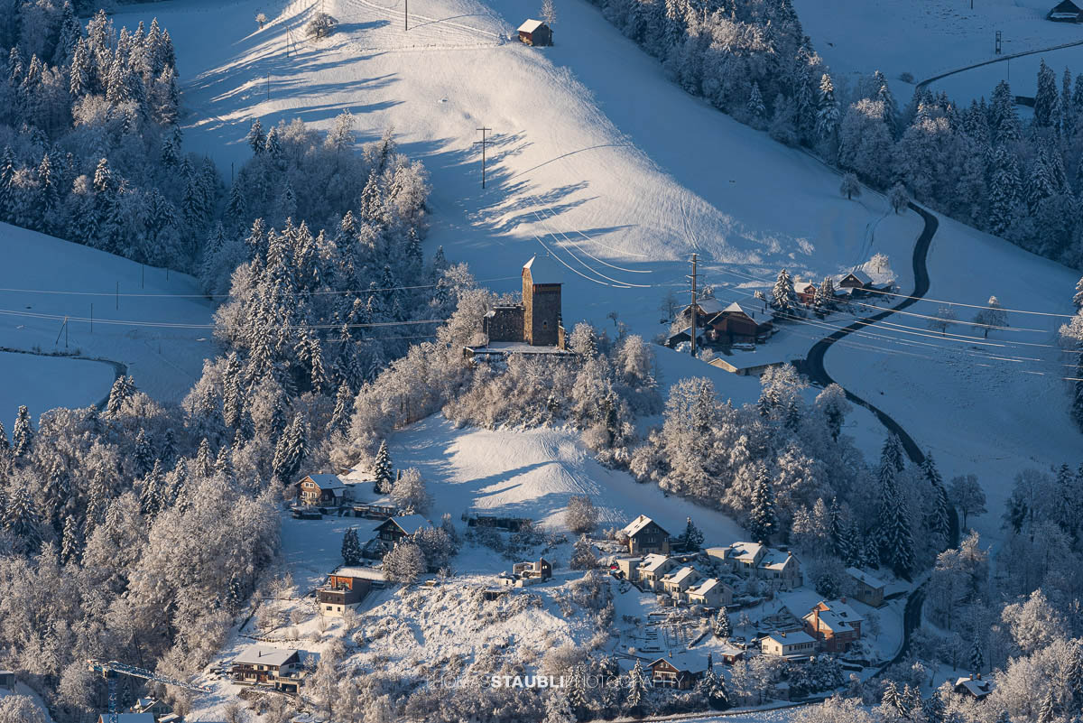 verschneite Burg Iberg bei Wattwil