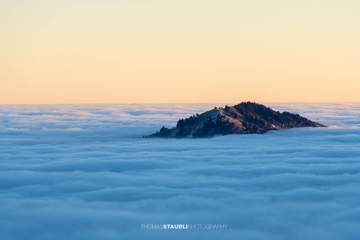 die ersten Sonnenstrahlen über der Hundwiler Höhi mit Nebelmeer