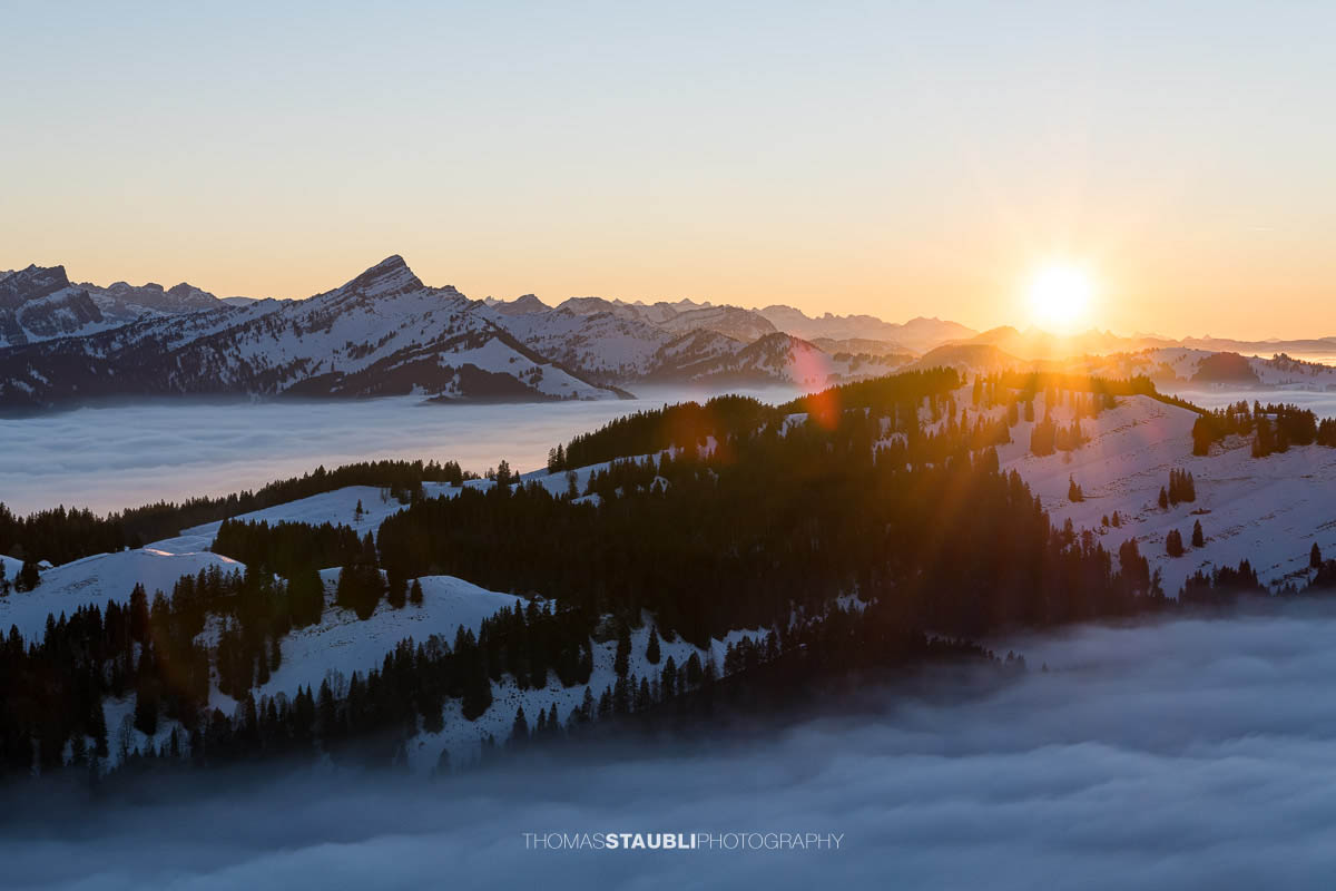 Sonnenuntergang mit Nebelmeer auf der Hochalp bei Urnäsch