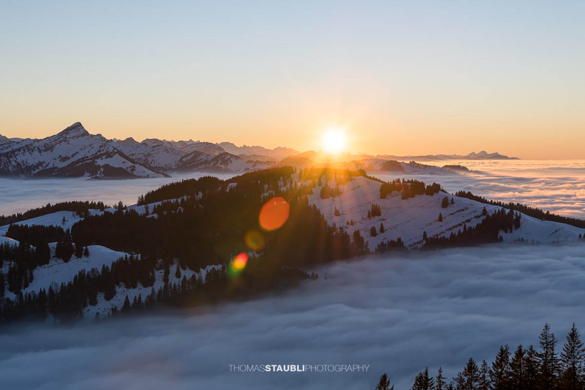 Sonnenuntergang mit Nebelmeer auf der Hochalp bei Urnäsch