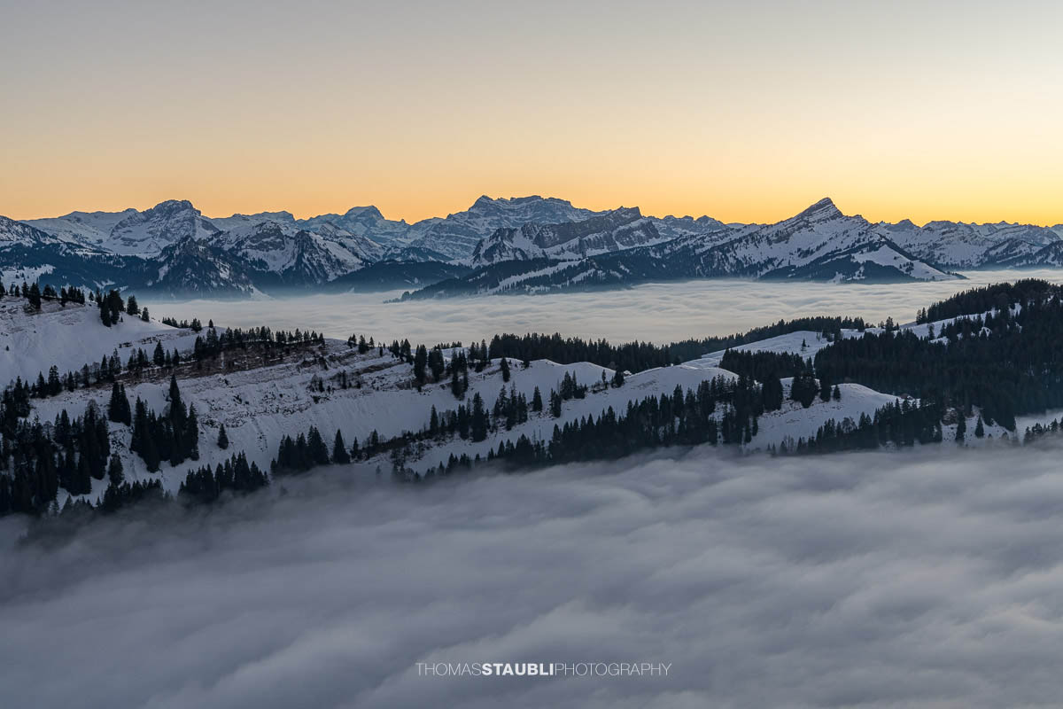 Abenddämmerung mit Nebelmeer auf der Hochalp mit Blick zu den Glarner Alpen