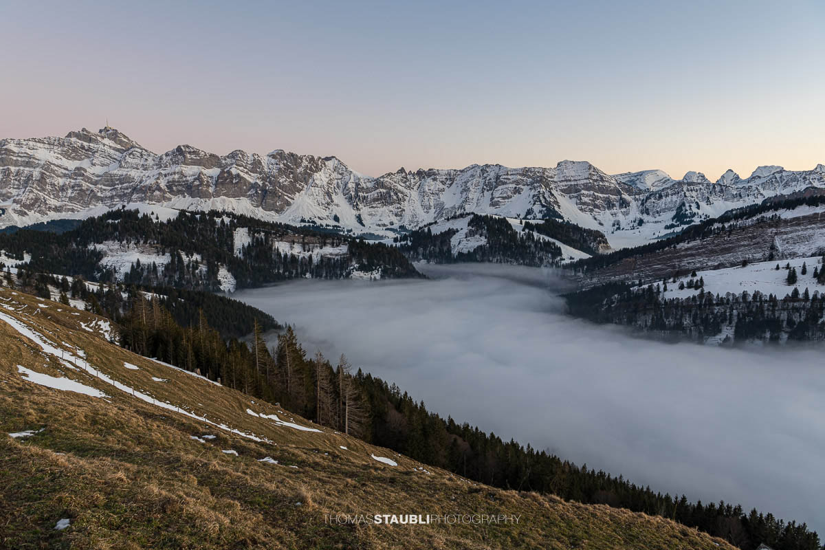 Nebelmeer im Neckertal mit Alpsteinmassiv im Hintergrund