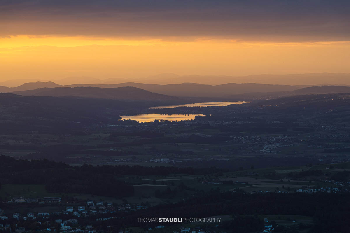 Baldeggersee und Hallwilersee spiegeln sich im Abendlicht