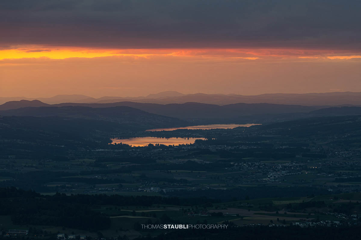 Baldeggersee und Hallwilersee spiegeln sich im Abendlicht