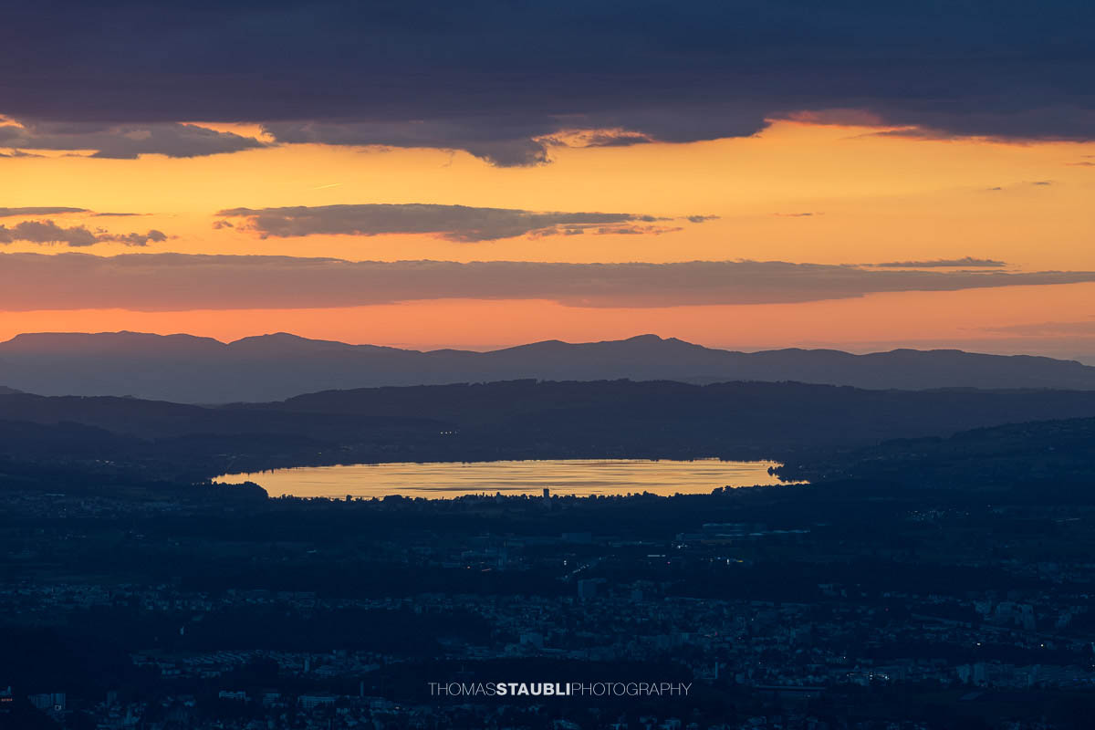 der Sempachersee spiegelt sich im Abendrot