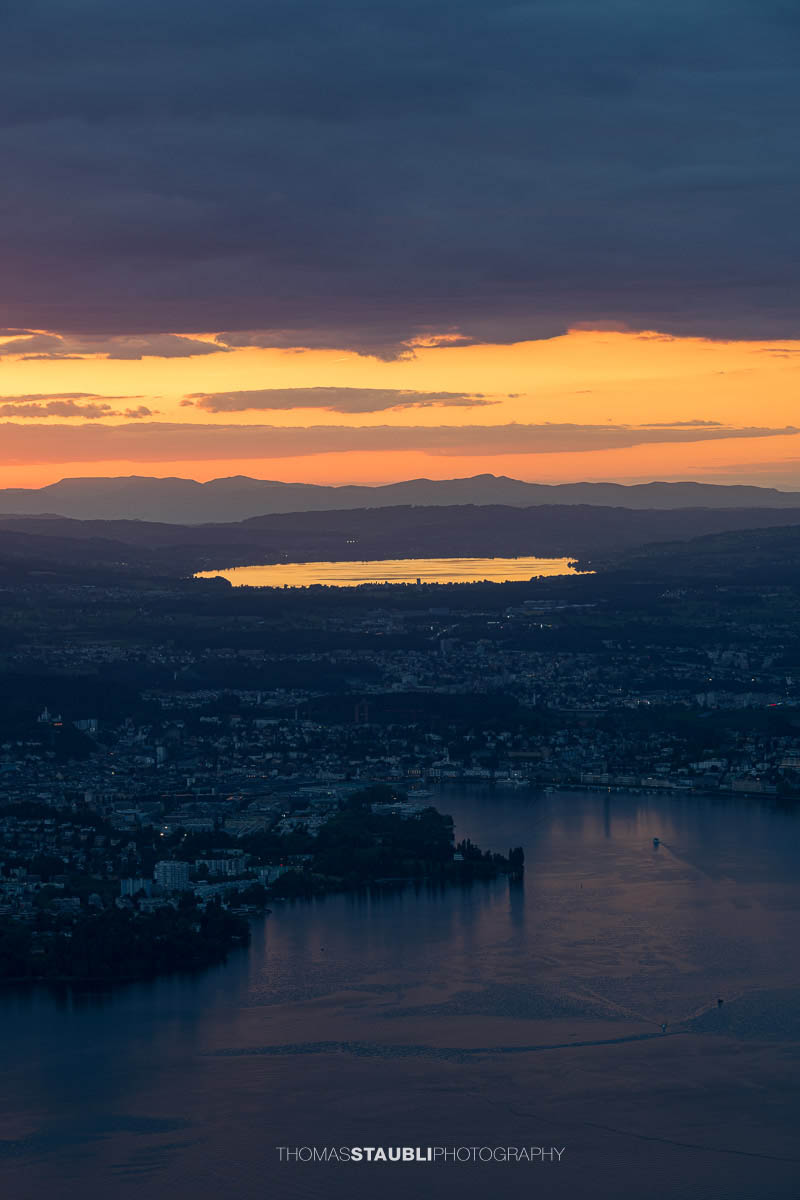 der Sempachersee spiegelt sich im Abendrot