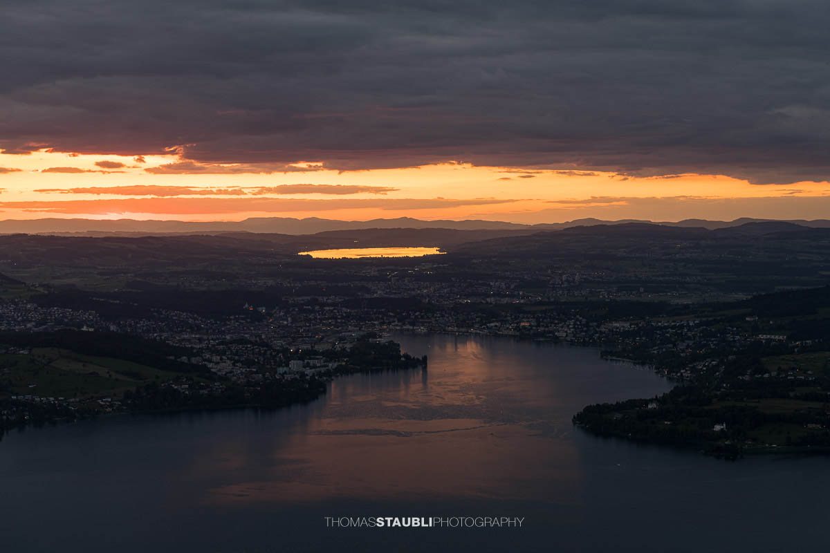 der Sempachersee spiegelt sich im Abendrot