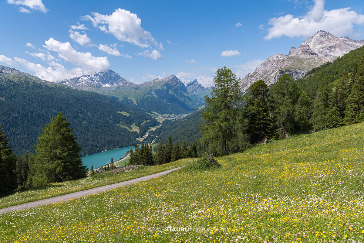 Wolken über dem Sufnersee im Rheinwald bei morgendlicher Lichtstimmung, Blick auf die umliegenden Bergflanken