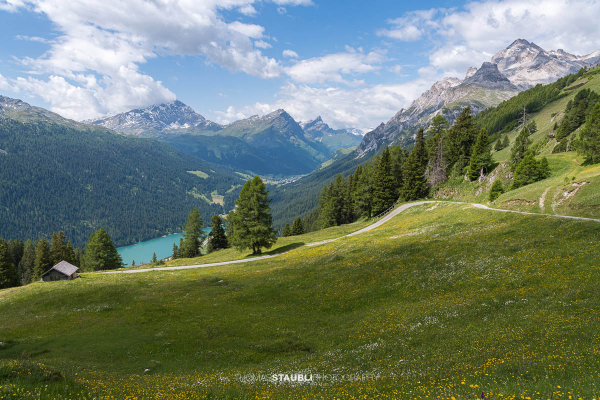 Dichte Wolken über dem Sufnersee im Rheinwald bei morgendlicher Lichtstimmung, Blick auf die umliegenden Bergflanken